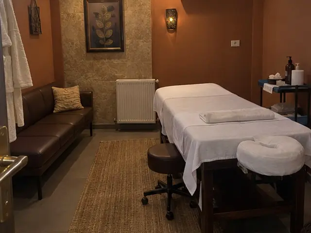 Deri kanepeli, halılı masaj odası — Esentepe, Masaj Salonun