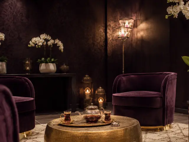Kadife koltuklu, çay masalı bekleme salonu — Esentepe, Masaj Salonun