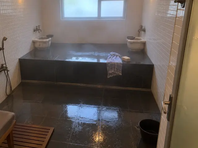 Beyaz mozaikli, kurnalı hamam bölümü — Esentepe, Masaj Salonun
