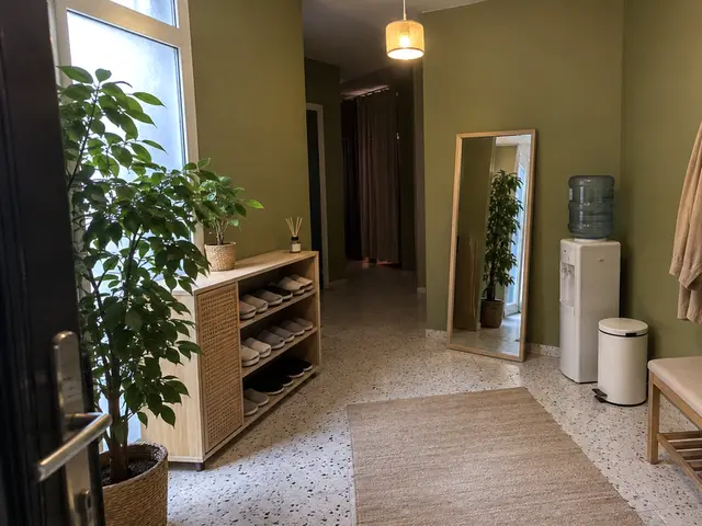 Bekleme alanı: bank, ayna, su sebili ve askılar — Esentepe, Masaj Salonun
